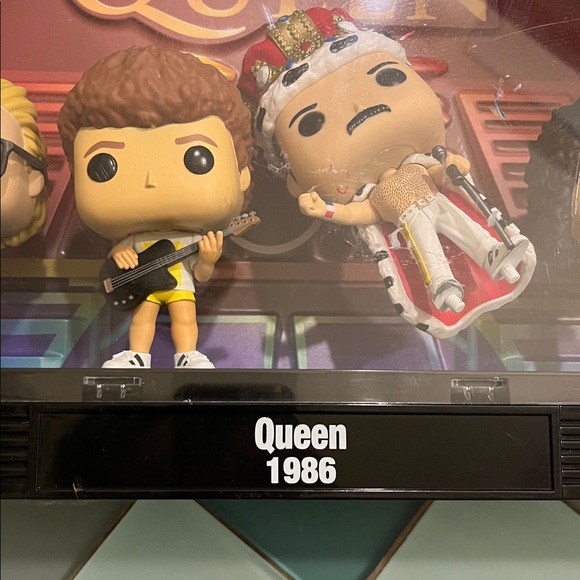 Funko Pop Queen Wembley Stadium Deluxe Vinyl Moment - collectors piece - Picture 5 of 8
